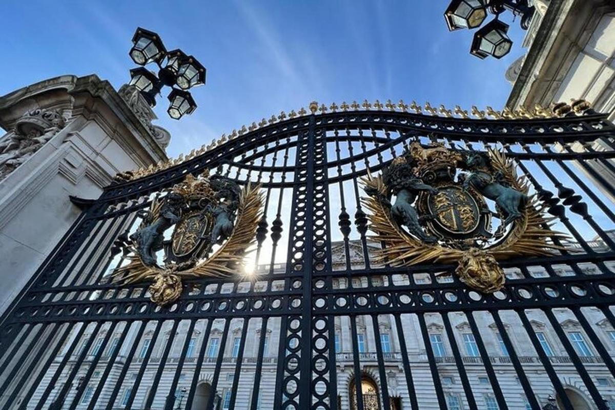 μια πύλη με δύο ρολόγια στην πρόσοψη ενός κτιρίου