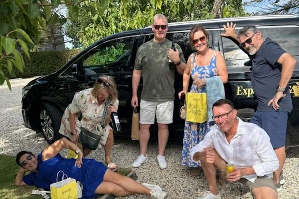 skupina lidí stojících před autem