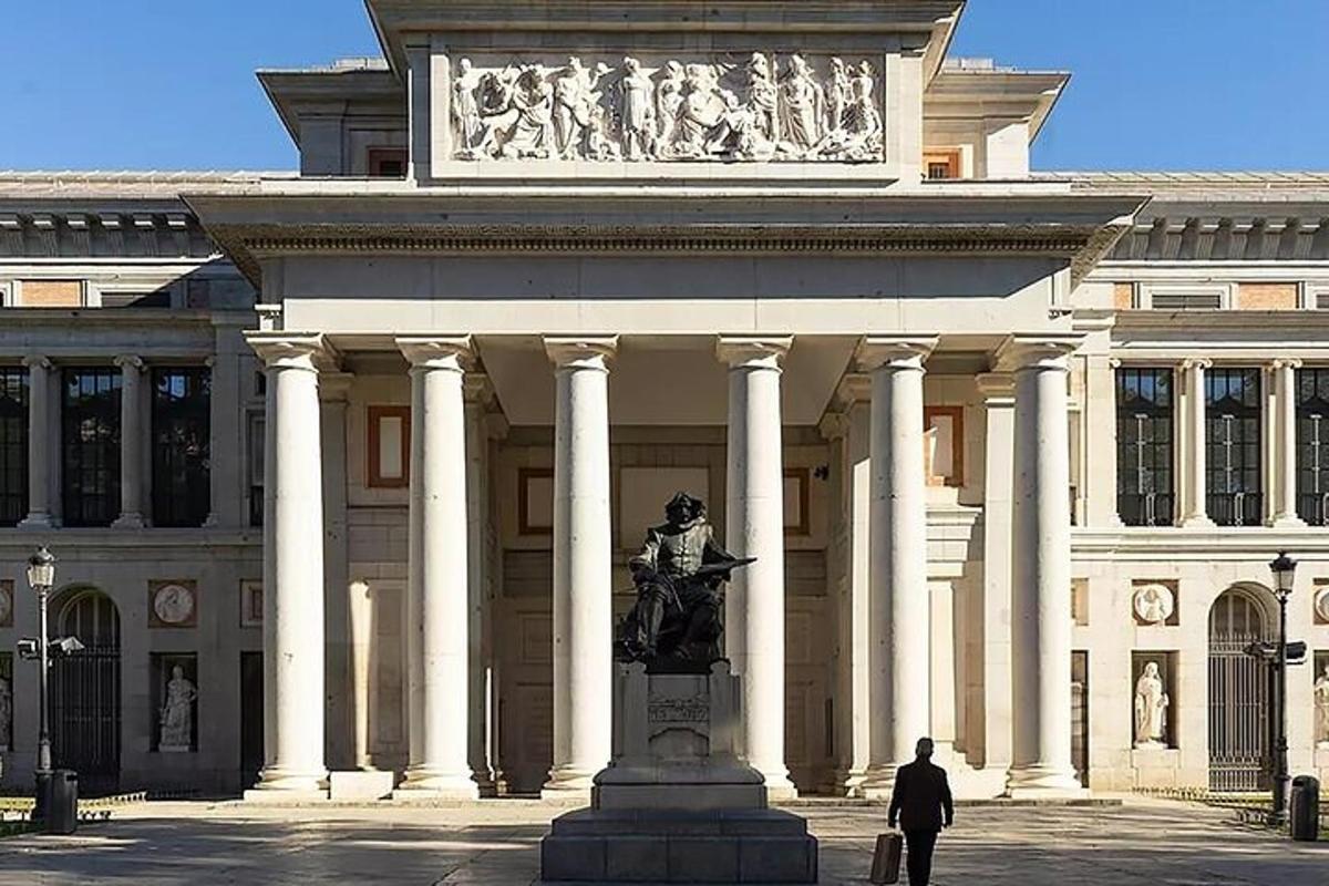 un uomo che cammina davanti a un edificio con una statua
