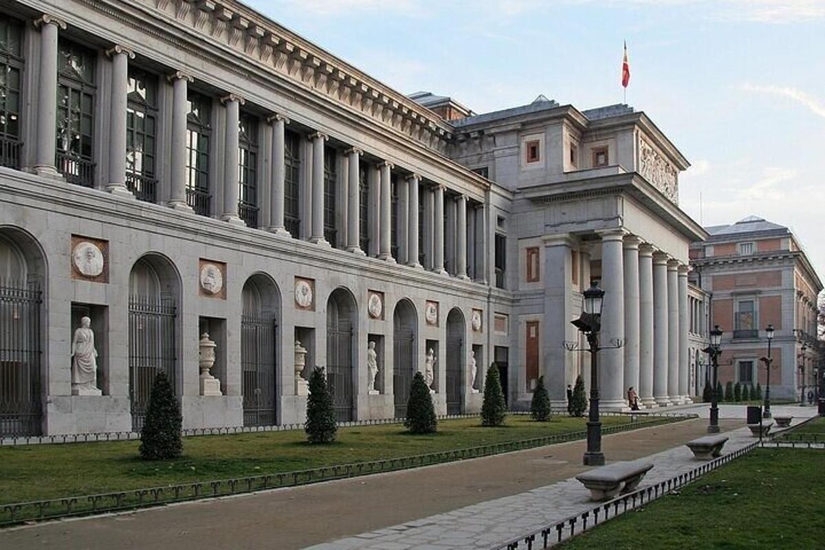 un grande edificio bianco con una bandiera in cima