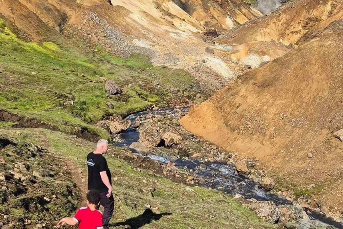 maður og drengur standa á fjallstindi