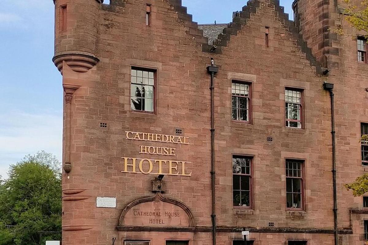 a brick building with a hotel sign on it