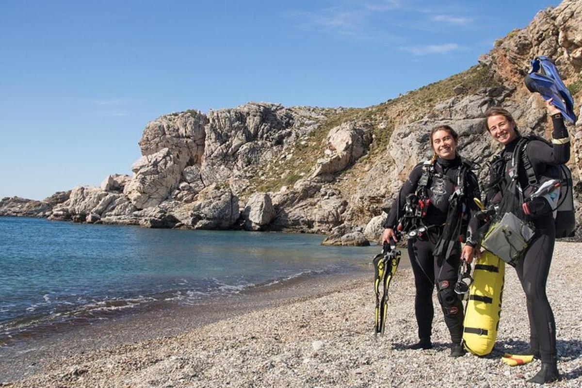Δύο άντρες στέκονται σε μια παραλία με μια σανίδα του σερφ