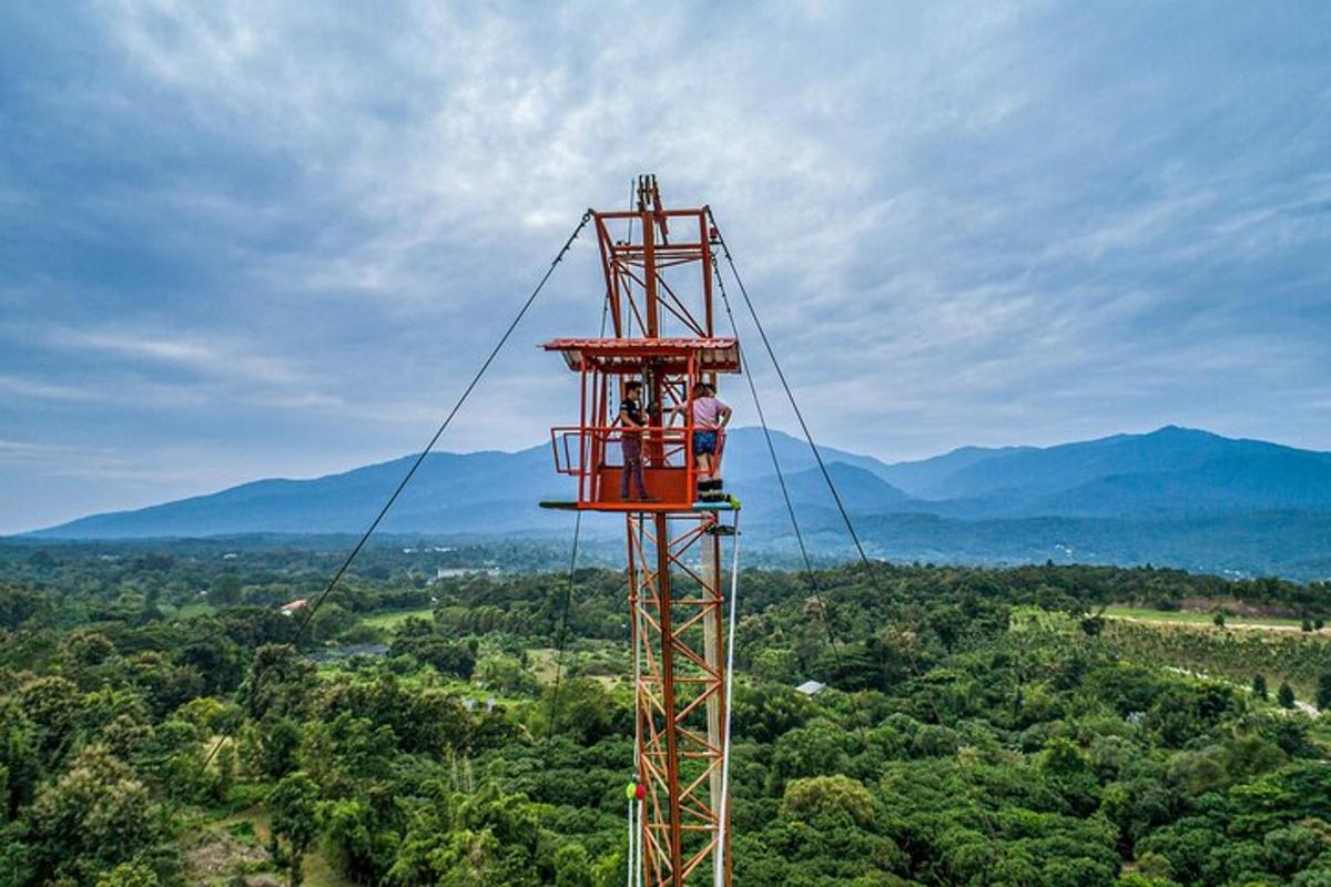 seorang lelaki sedang duduk di atas menara di langit
