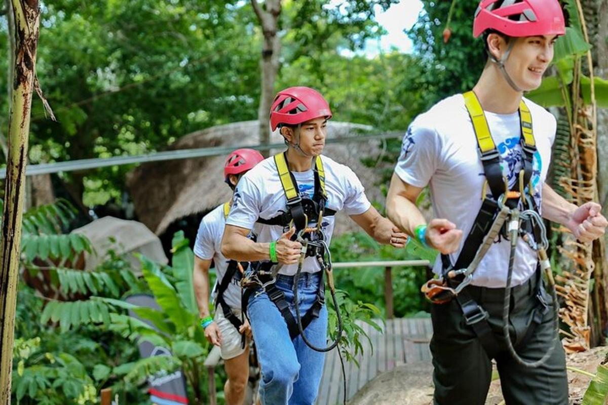 skupina moških v čeladah, ki hodijo po ziplineu