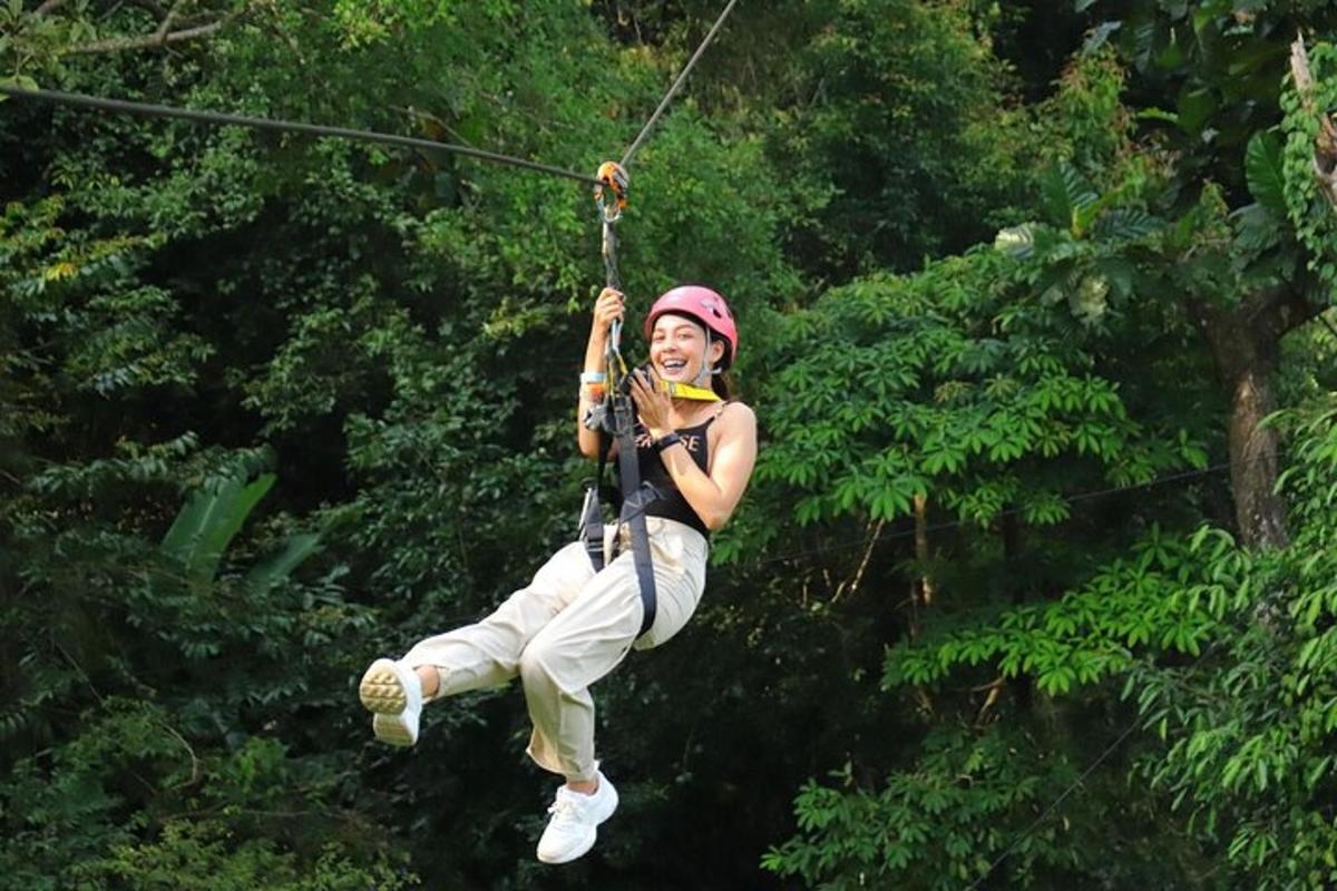 seorang wanita berzip di dalam hutan
