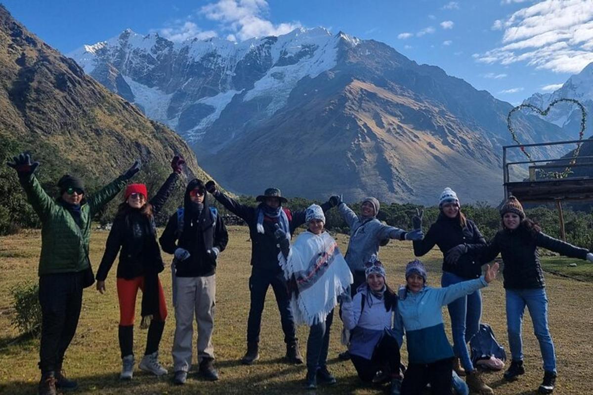 un grup de persones posant davant d'una muntanya