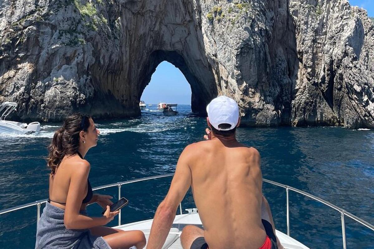 een man en een vrouw zitten op een boot in het water