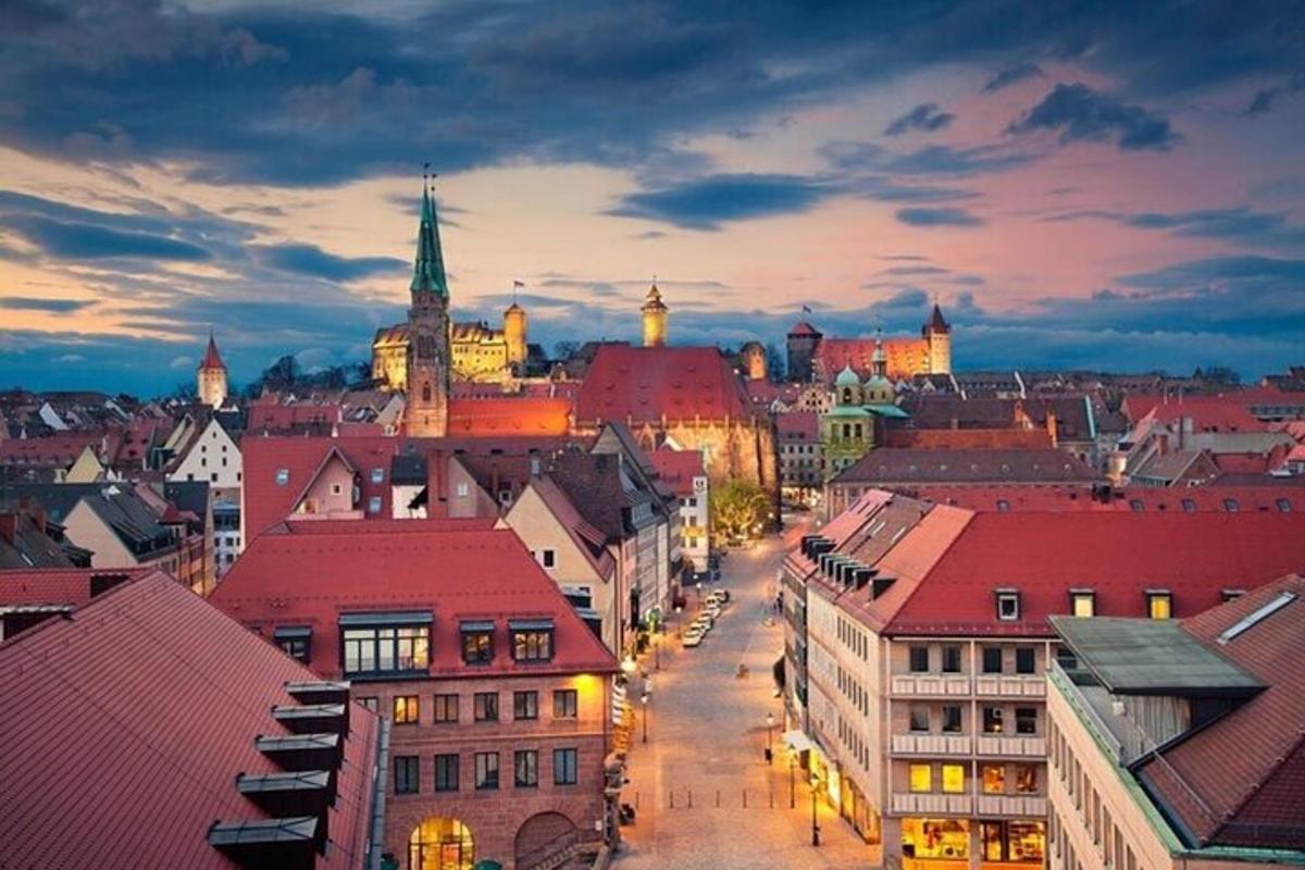 pohled na město s budovami při západu slunce