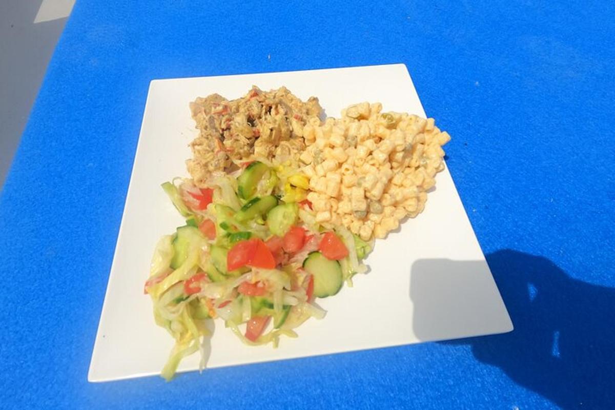 un plat blanc de menjar amb una amanida i cacauets