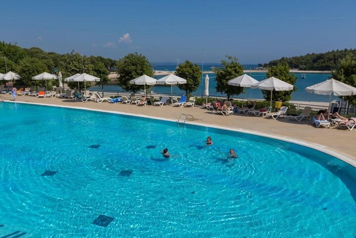 un gruppo di persone che nuotano in una grande piscina
