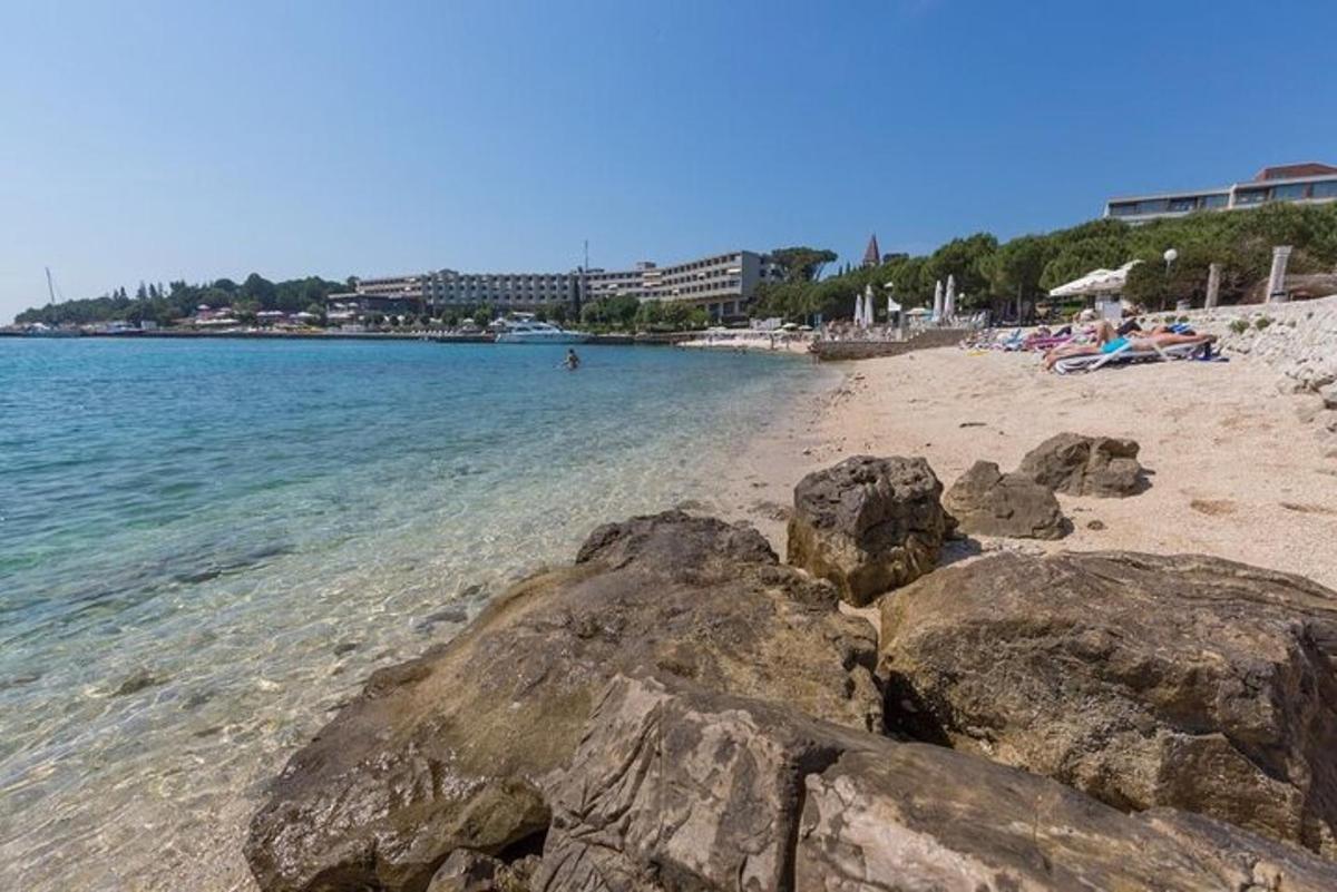una spiaggia sabbiosa con rocce nell'acqua