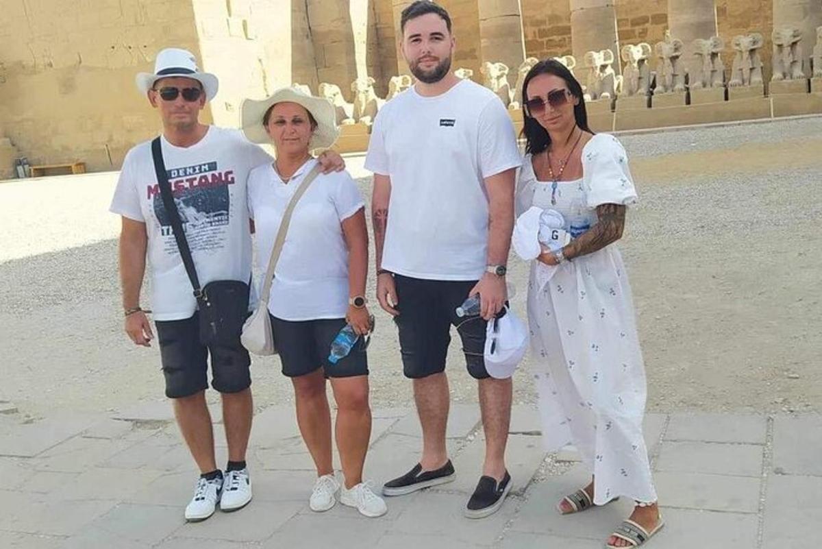 grupp inimesi, kes seisavad hoone ees