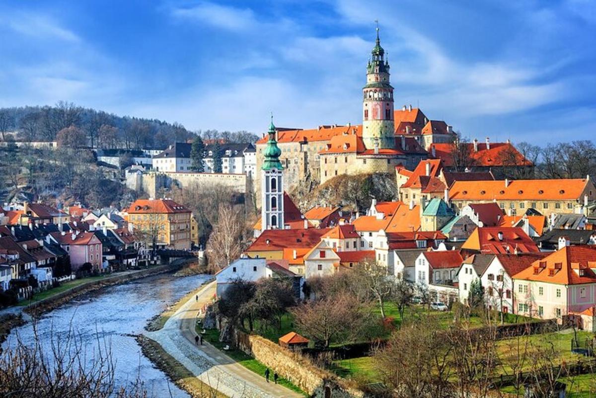 město s oranžovými střechami a hradem