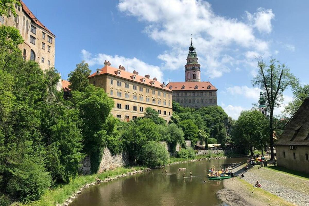 řeka před velkou budovou vedle budovy