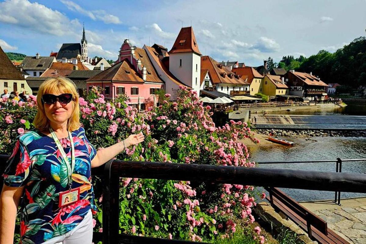 žena stojící vedle plotu před květinami