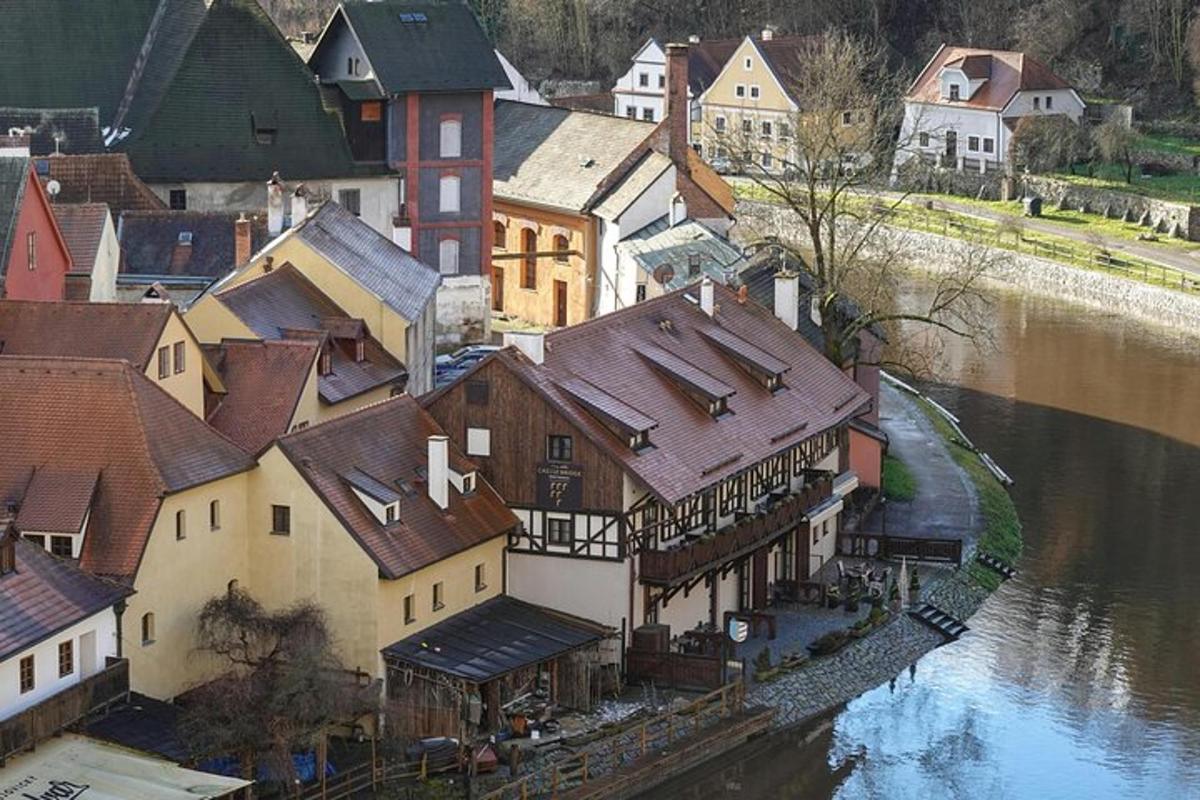 Letecký pohled na město u řeky