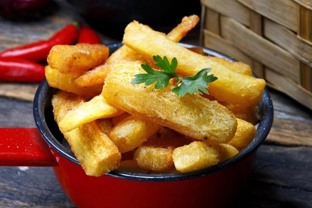 en rød kop fyldt med pommes frites med pynt