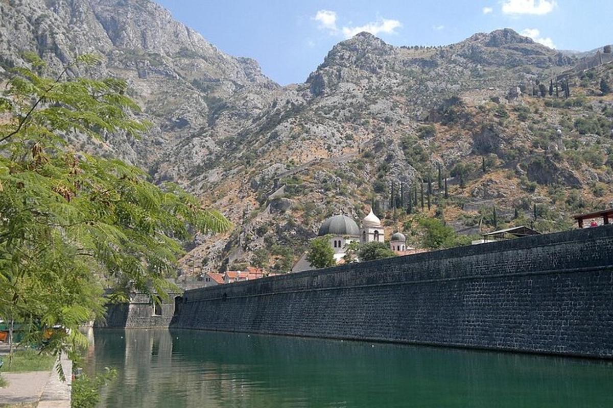 una massa d'aigua amb muntanyes al fons