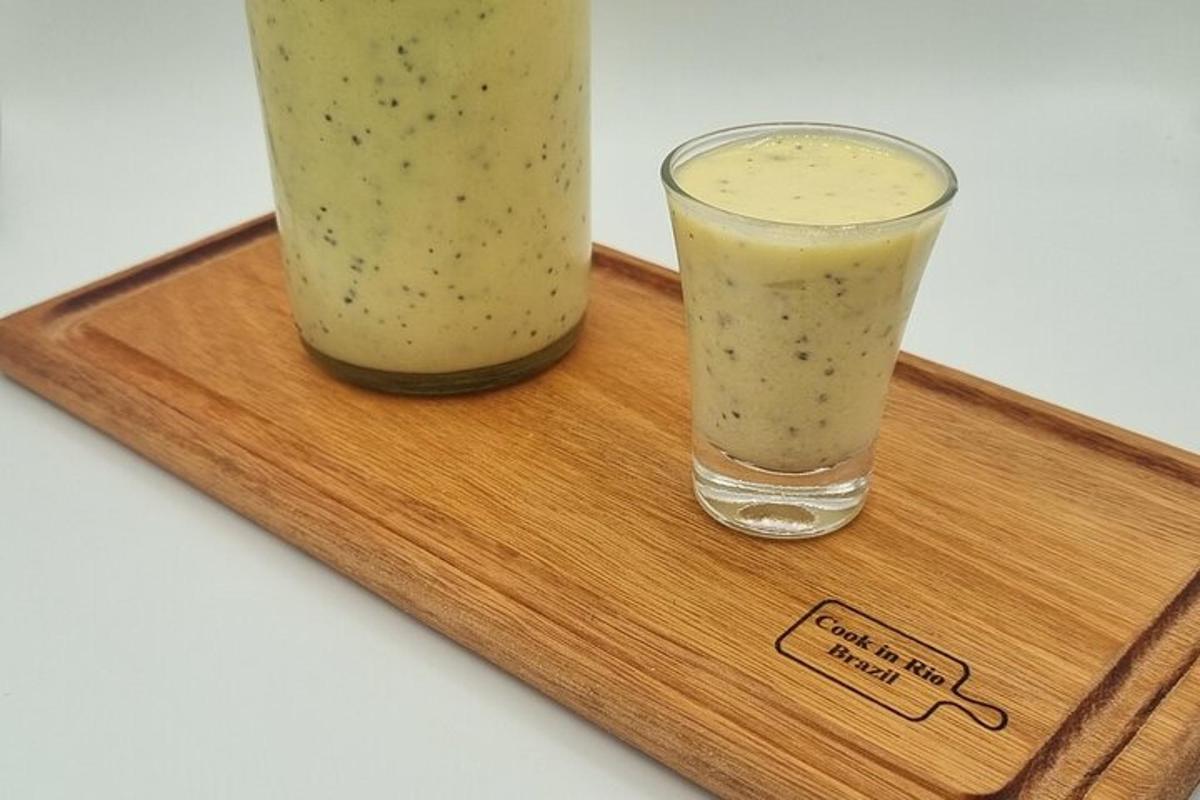 dřevěné prkénko se dvěma sklenicemi zelených smoothies