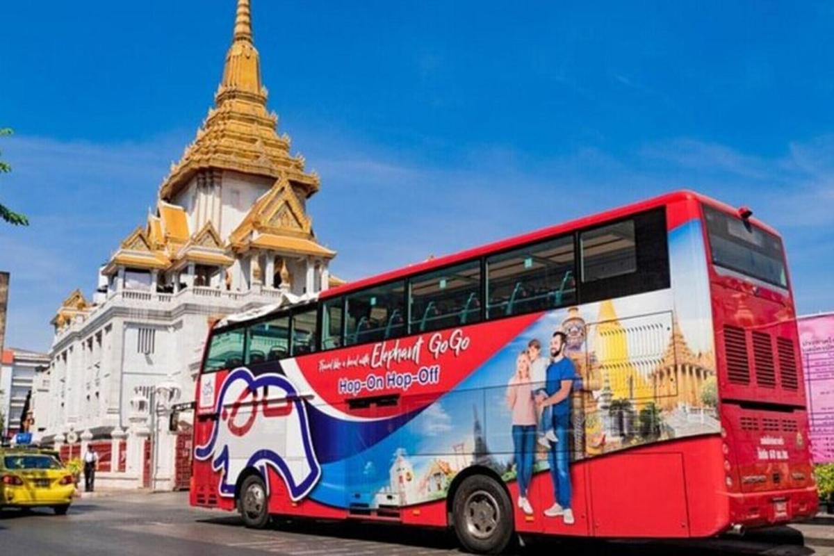 červený dvojposchodový autobus zaparkovaný pred budovou