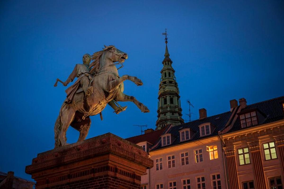 statua mężczyzny na koniu przed budynkiem