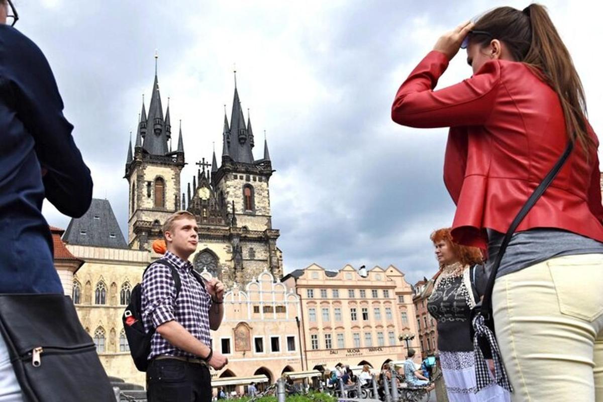 un grup de persones dempeus davant d'un edifici