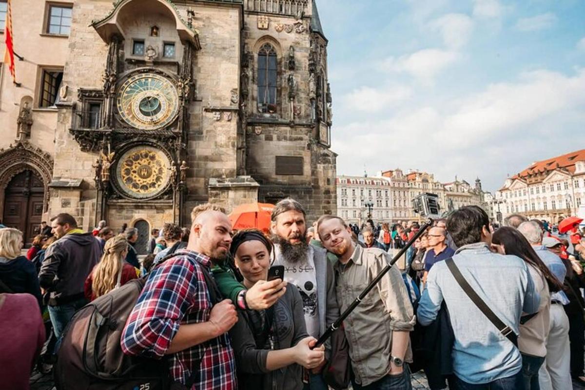 una multitud de gent dreta davant d'una torre del rellotge