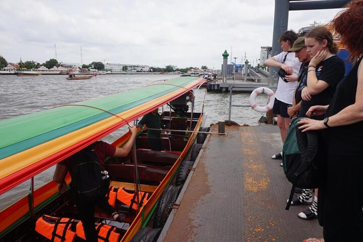 un grupo de personas en un barco en el agua