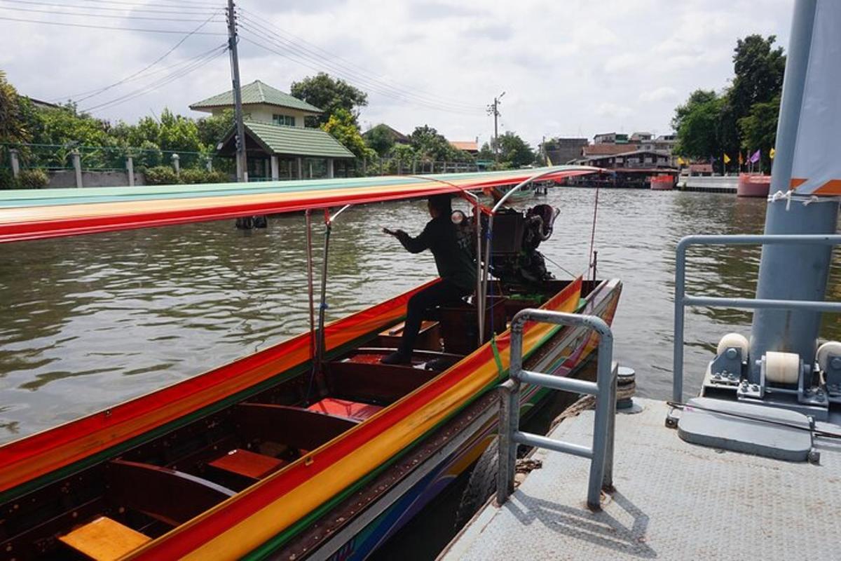 Un barco con un hombre parado en él en el agua.