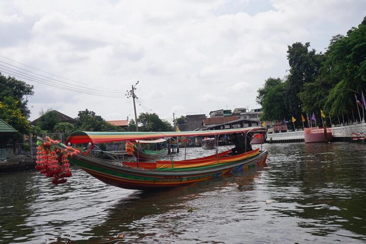 un barco en un río con