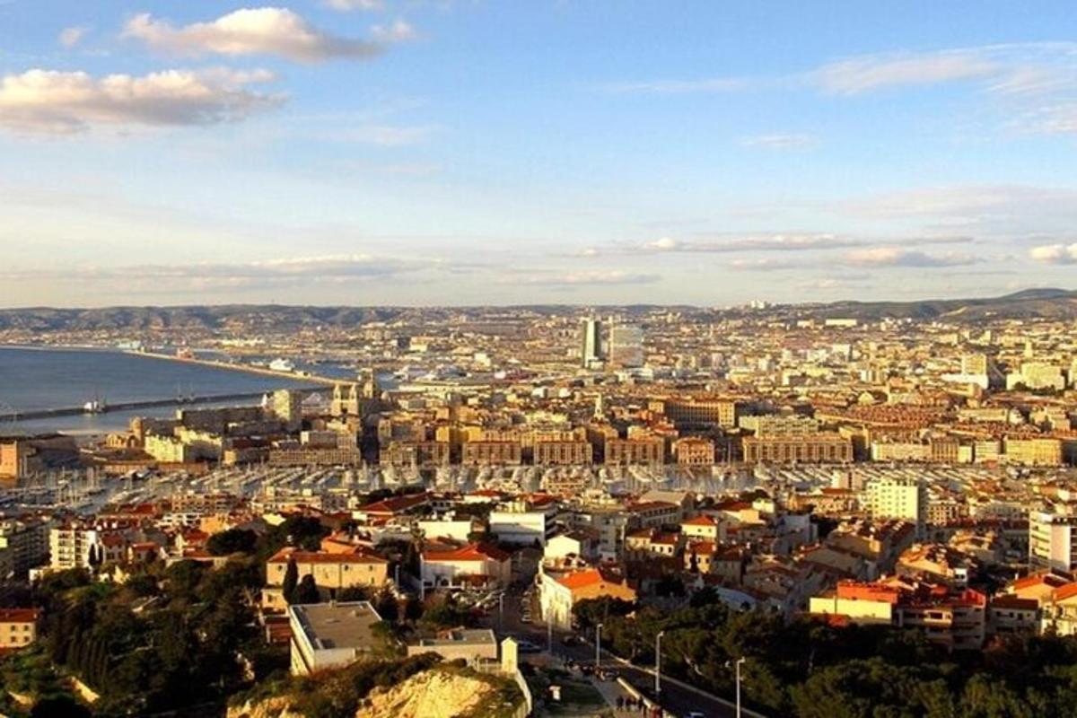 pohled na město s oceánem a budovami