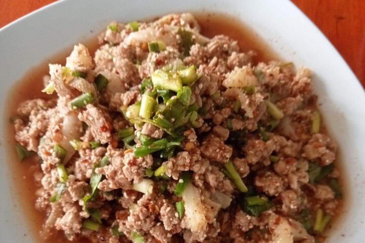 біла миска з їжею з м'ясом та овочами