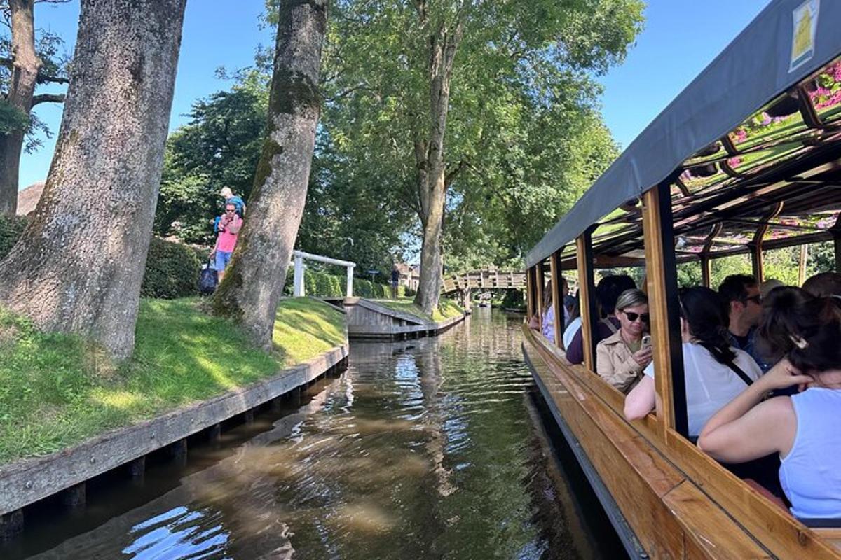 skupina lidí jedoucích na lodi v kanálu