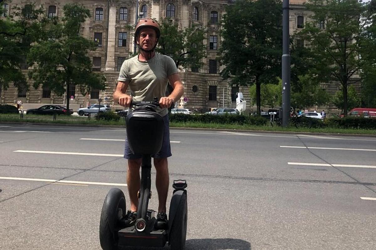 egy férfi segway-ez az utcán