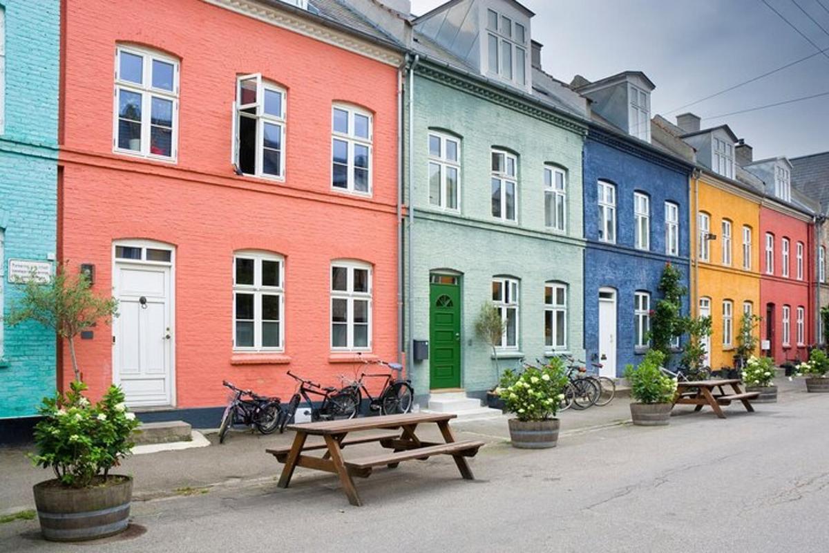 una fila di edifici dai colori vivaci con panchine di fronte