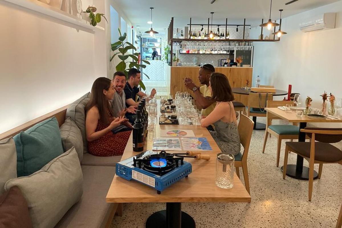 un gruppo di persone sedute attorno a un tavolo in un ristorante