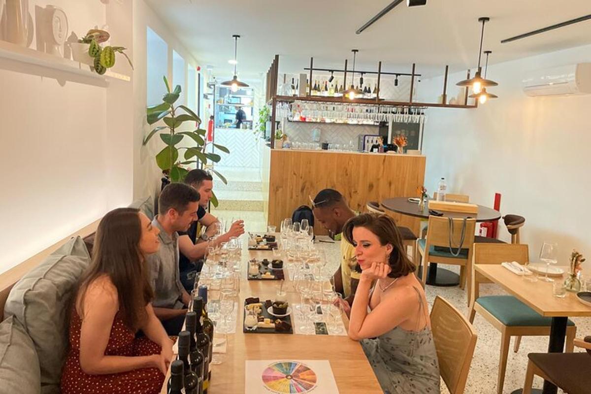 un gruppo di persone sedute a un tavolo in un ristorante