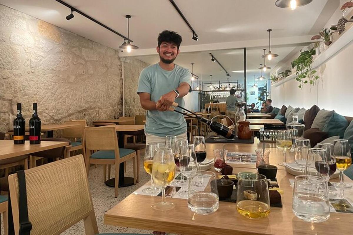 un uomo sta versando del vino su un tavolo in un ristorante