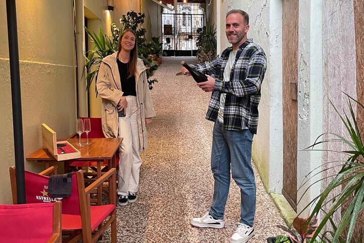un uomo e una donna in piedi in una stanza