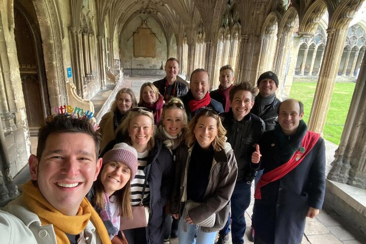 un grup de persones posant per a una foto en un edifici