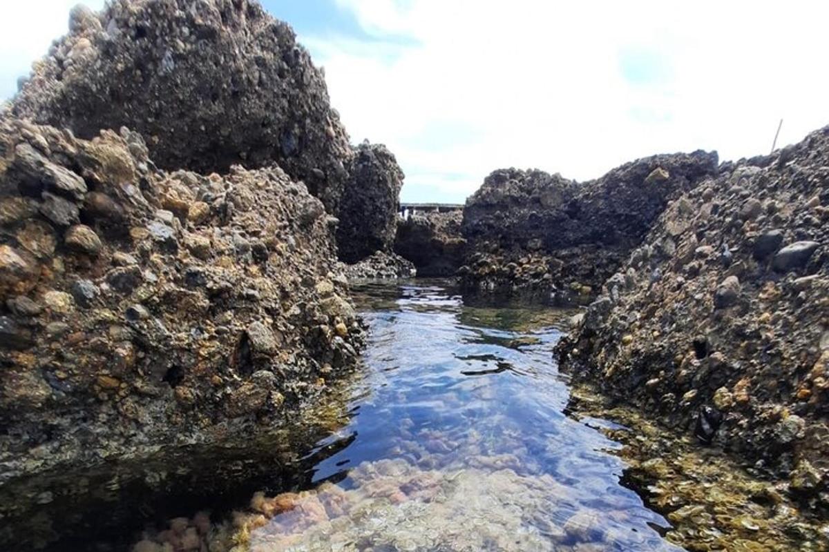un fiume tra due grandi rocce
