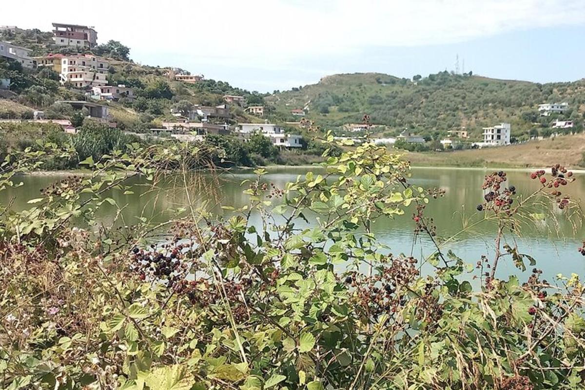 Un cuerpo de agua con un pueblo al fondo