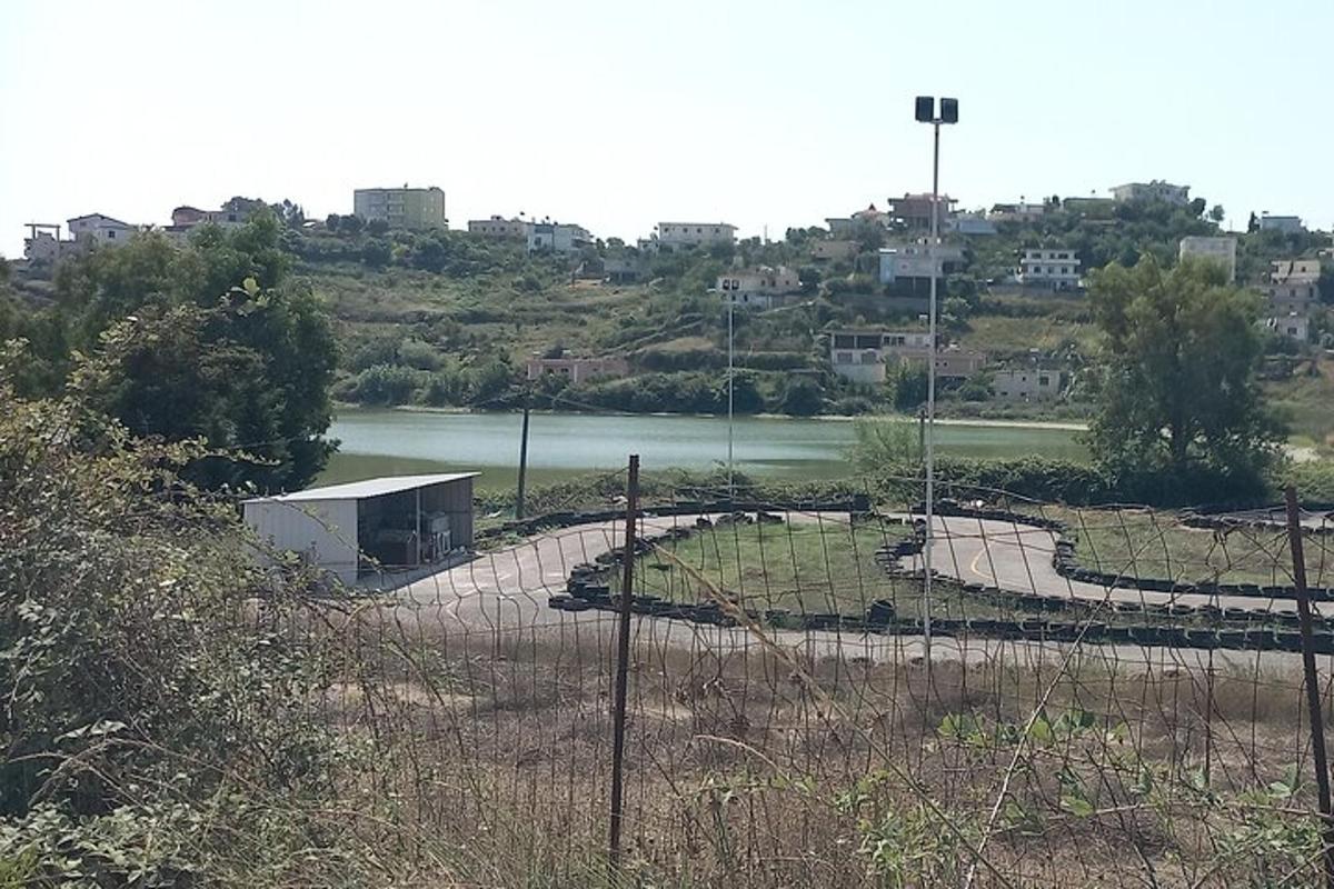 una valla frente a un cuerpo de agua
