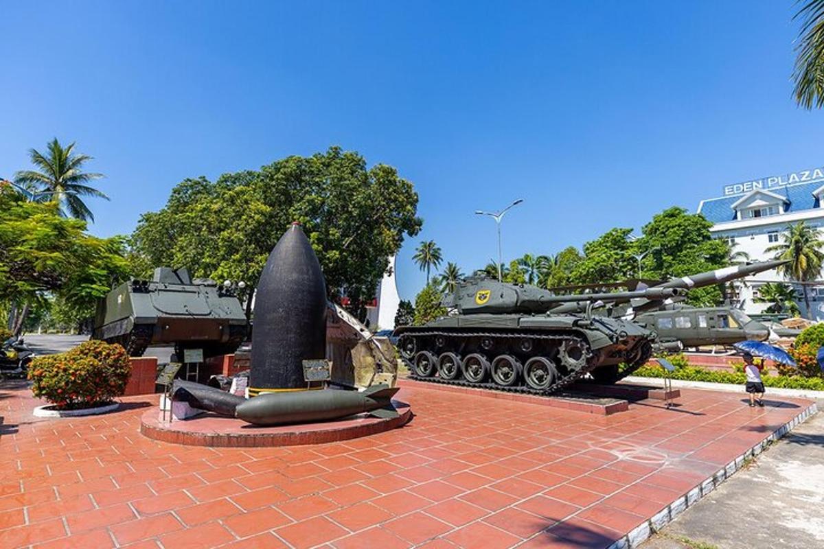 egy csoport tank kiállítva egy parkban