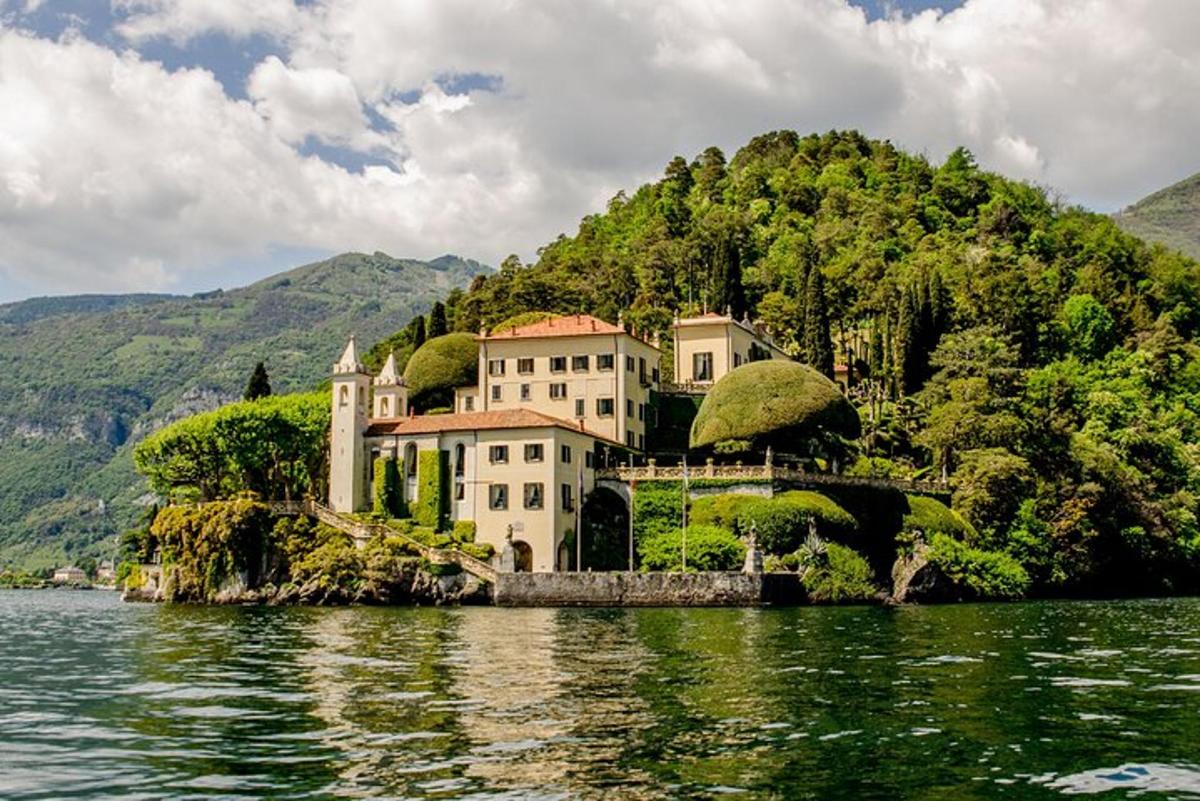 una grande casa su un'isola nell'acqua