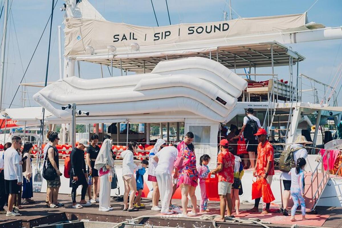 un grupo de personas de pie en un barco