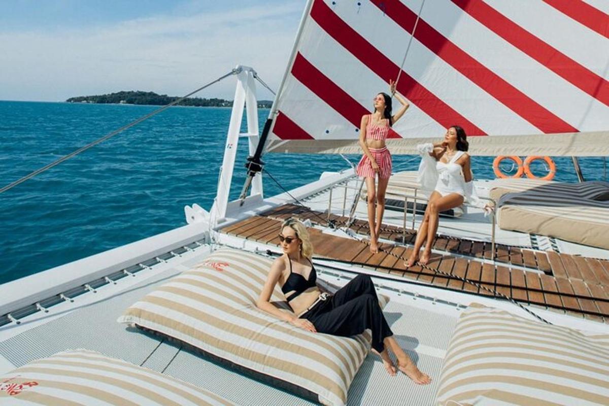 tres mujeres sentadas en la cubierta de un barco