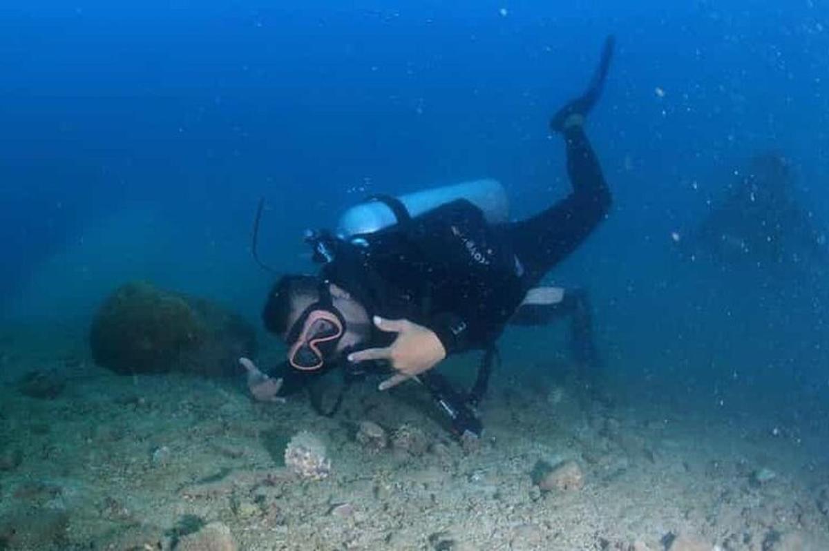 oseba se potaplja v oceanu na grebenu