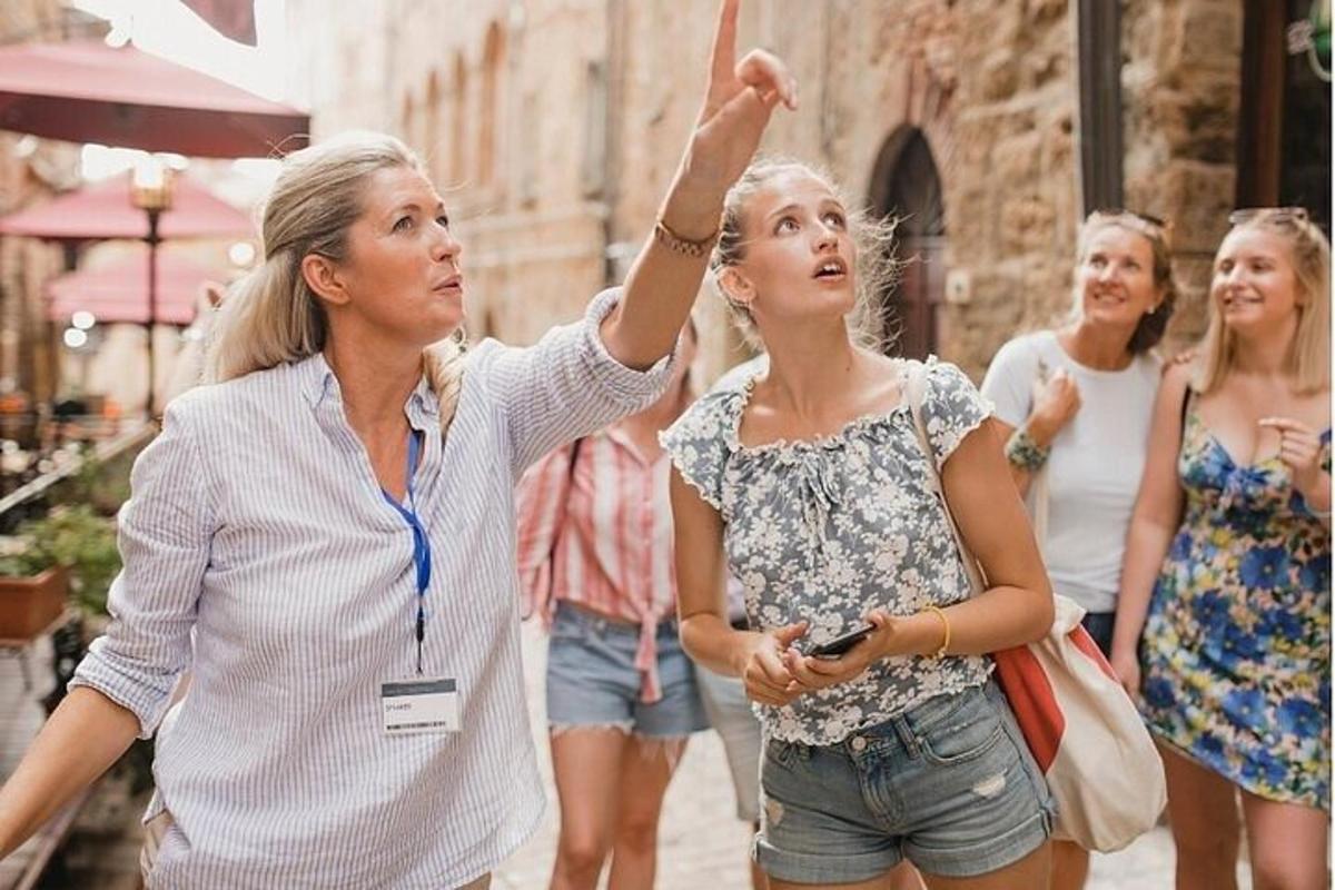 un gruppo di donne che camminano per strada
